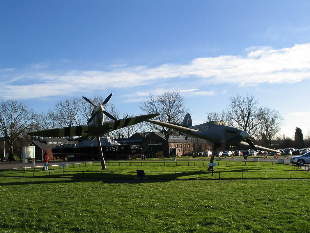 London - 2005 01 - 201 - RAF Museum London - Spitfire & Huricane